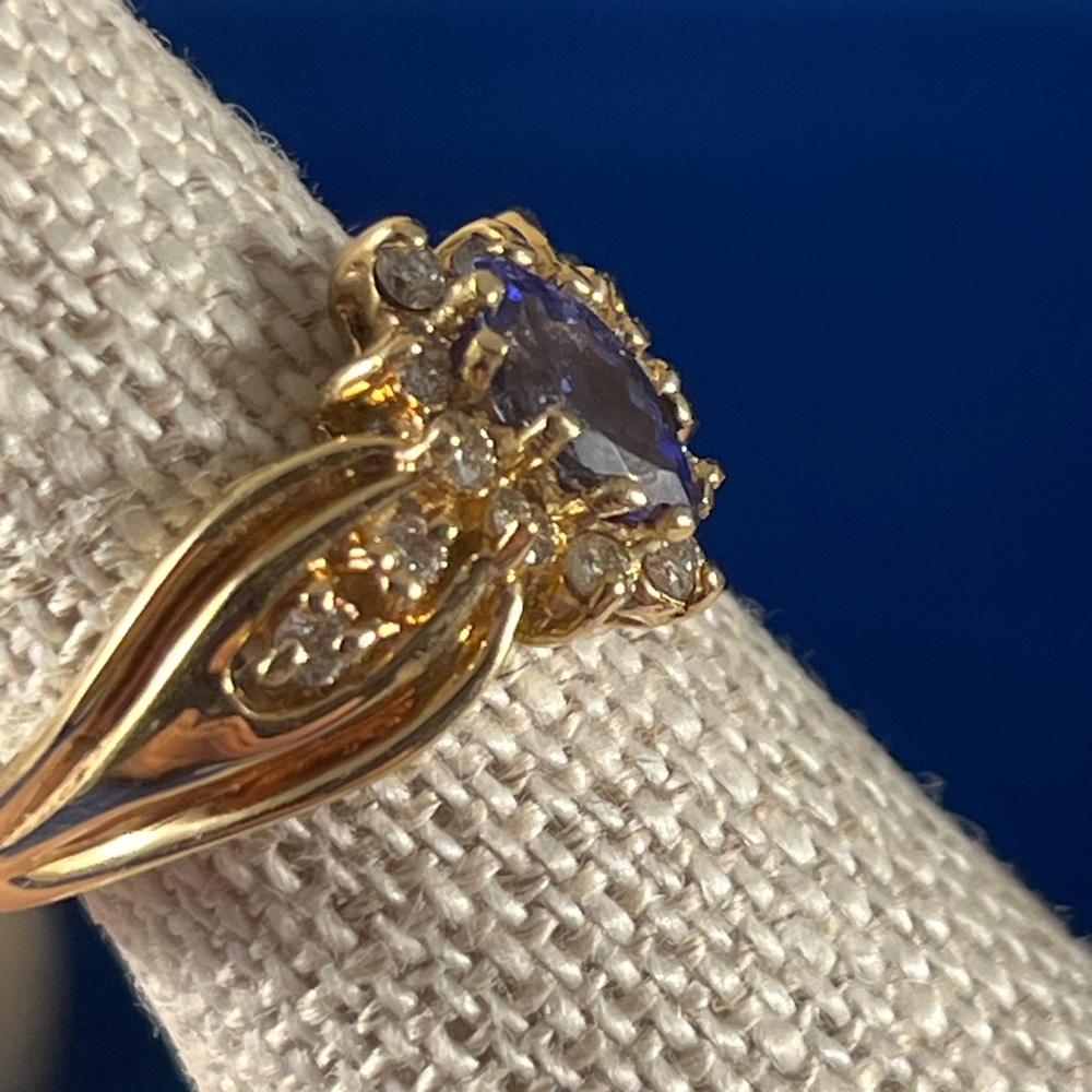 Size 7 gold ring - Picture 6 of 7